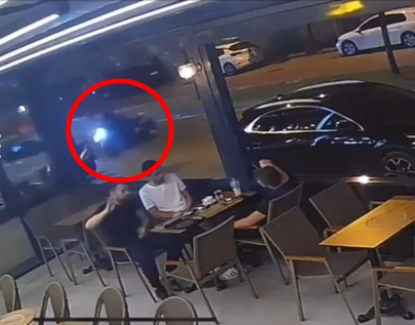 Seyir halindeki motosiklet devrildi; o anlar kamerada  