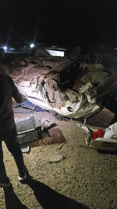 Otomobil, refüje çarpıp devrildi: 5 yaralı