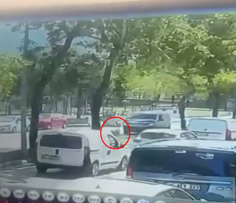 Hafif ticari aracın çarptığı yaya öldü: kaza kamerada 