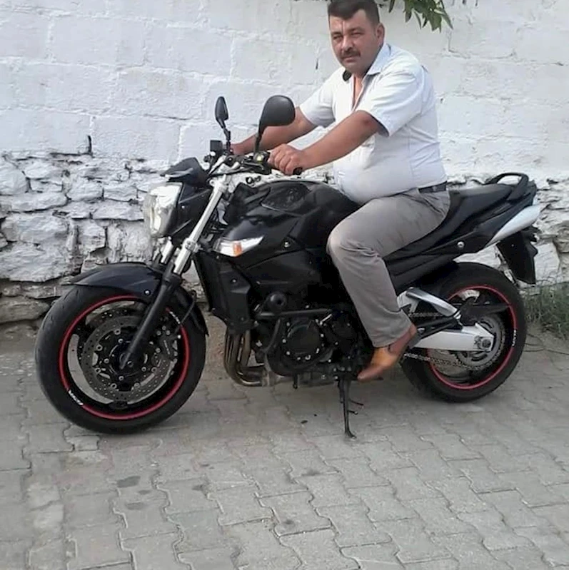 Yol kenarına devrilmiş motosikletinin yanında ölü bulundu