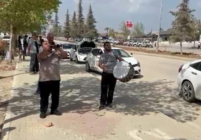 Direksiyon sınavını kazandı, sevincini davul- zurna eşliğinde kutladı; o anlar kamerada