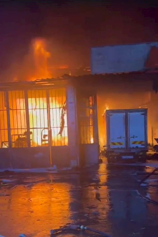 İzmir - Sanayi sitesindeki yangında 8 iş yeri ve 3 araç kullanılamaz hale geldi /Video eklendi 