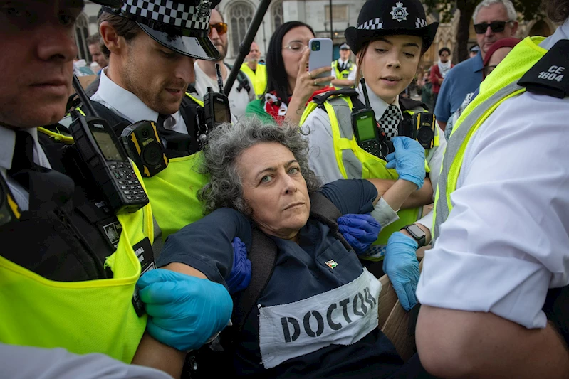 Londra’da yasaklı ‘Palestine Action’ grubuna destek eyleminde 890 gözaltı