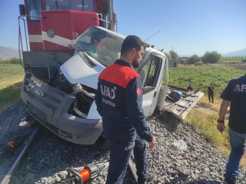 Trenin çarptığı kamyonetin sürücüsü yaralandı