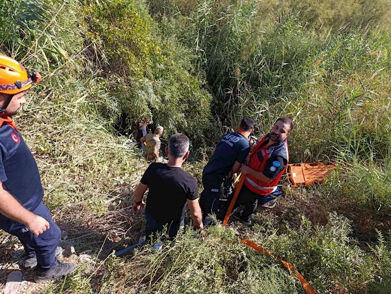 Okula giden öğretmenlerin içinde olduğu otomobil dereye yuvarlandı: 2 yaralı