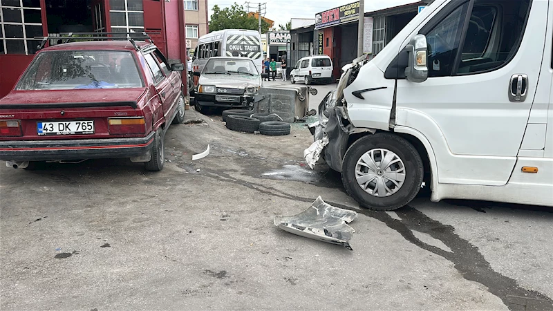 Kütahya’da okul servis minibüsleri çarpıştı; 5’i çocuk, 7 yaralı