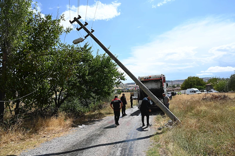 Çöp kamyonu elektrik direğine çarptı: 2 yaralı