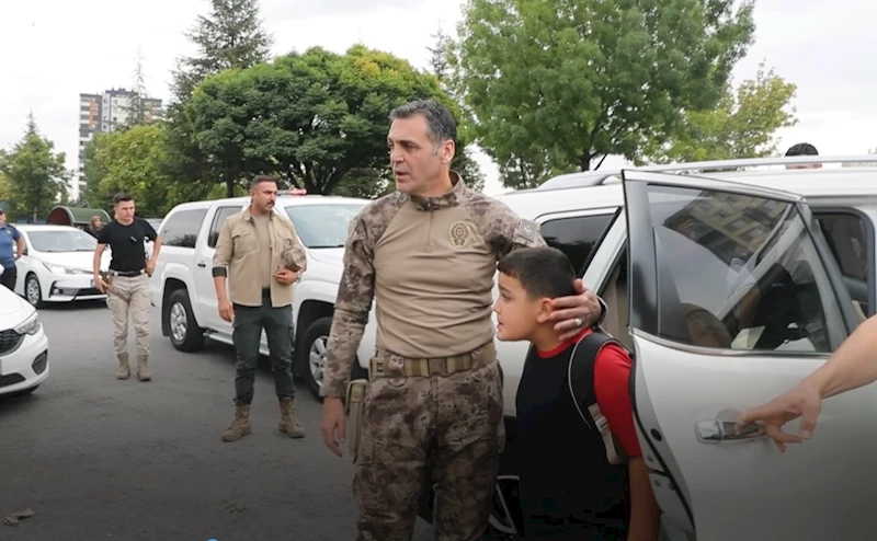 Emniyet müdürü, eğitim yılının ilk gününde şehit çocuklarını okuluna bıraktı