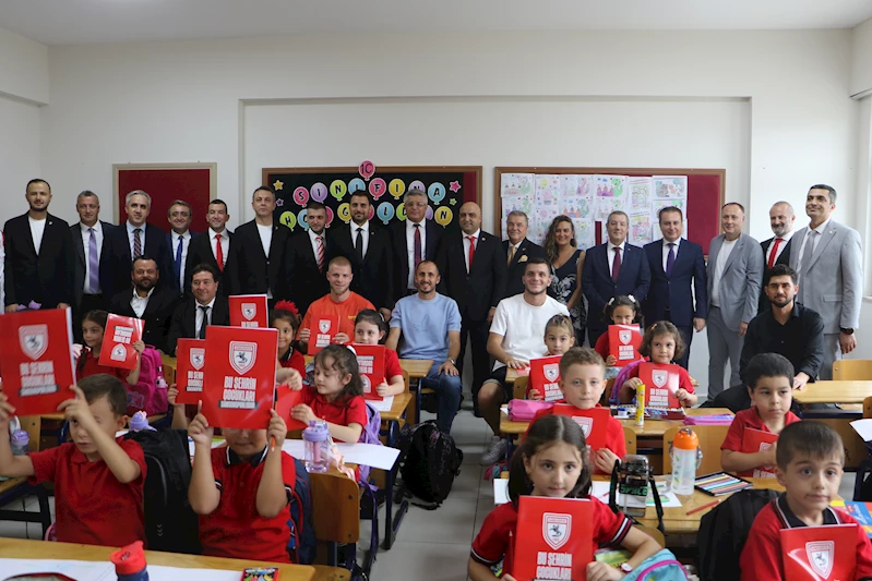 Samsunspor, futbolcular ile birlikte 20 bin öğrenciye defter ve kalem dağıttı