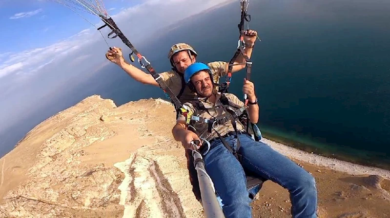 Yamaç paraşütü tutkunları, Van semalarında uçtu