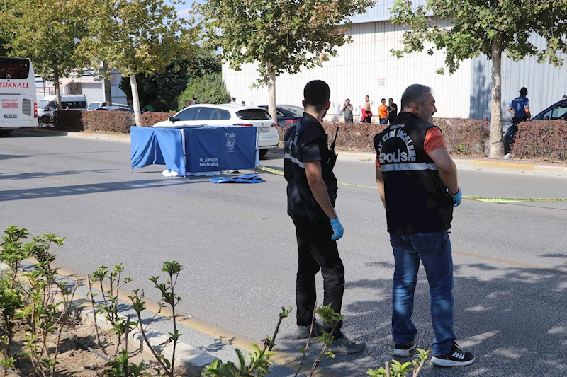 Belediye otobüsünden inip, yolun karşısına geçmek isterken otomobilin çarpmasıyla öldü