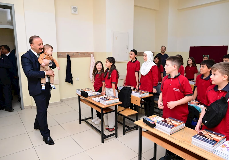 Vali, kucağına aldığı şehidin bebeğiyle sınıfları gezdi