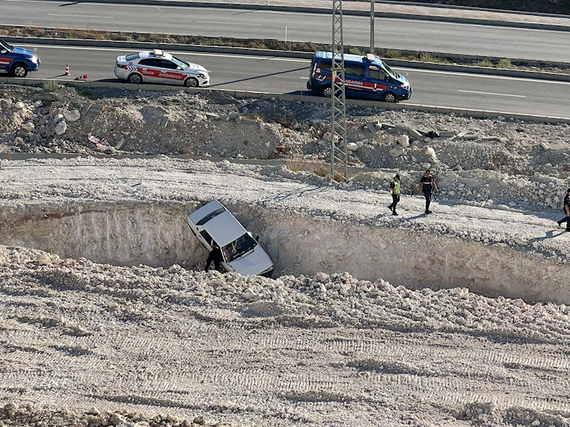 Jandarmadan kaçıp, hafriyat çukuruna düşen otomobilden son anda atladı